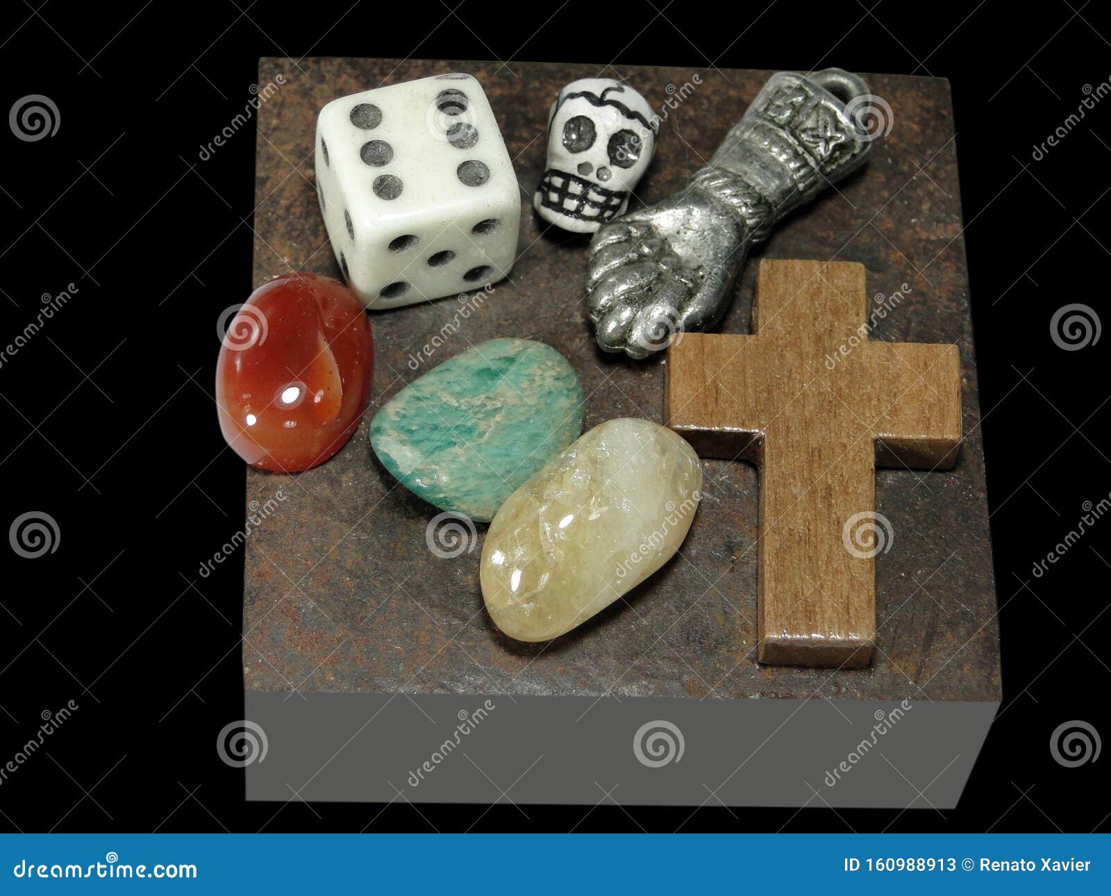 mesa mÃÂ ÃÂ ÃâÃÂ­stica com pedras, sÃÂ ÃÂ ÃâÃÂ­bolos e objetos xamÃÂ¢nicos.